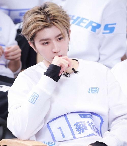 蔡徐坤娱乐吃瓜图片大全,盘点那些搞笑又温馨的瞬间  第3张